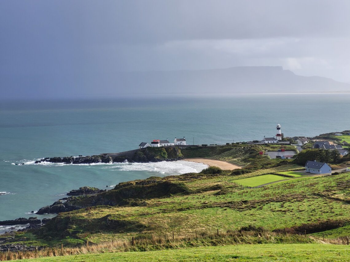 Paysage maritime avec phare et maisons en bord de mer